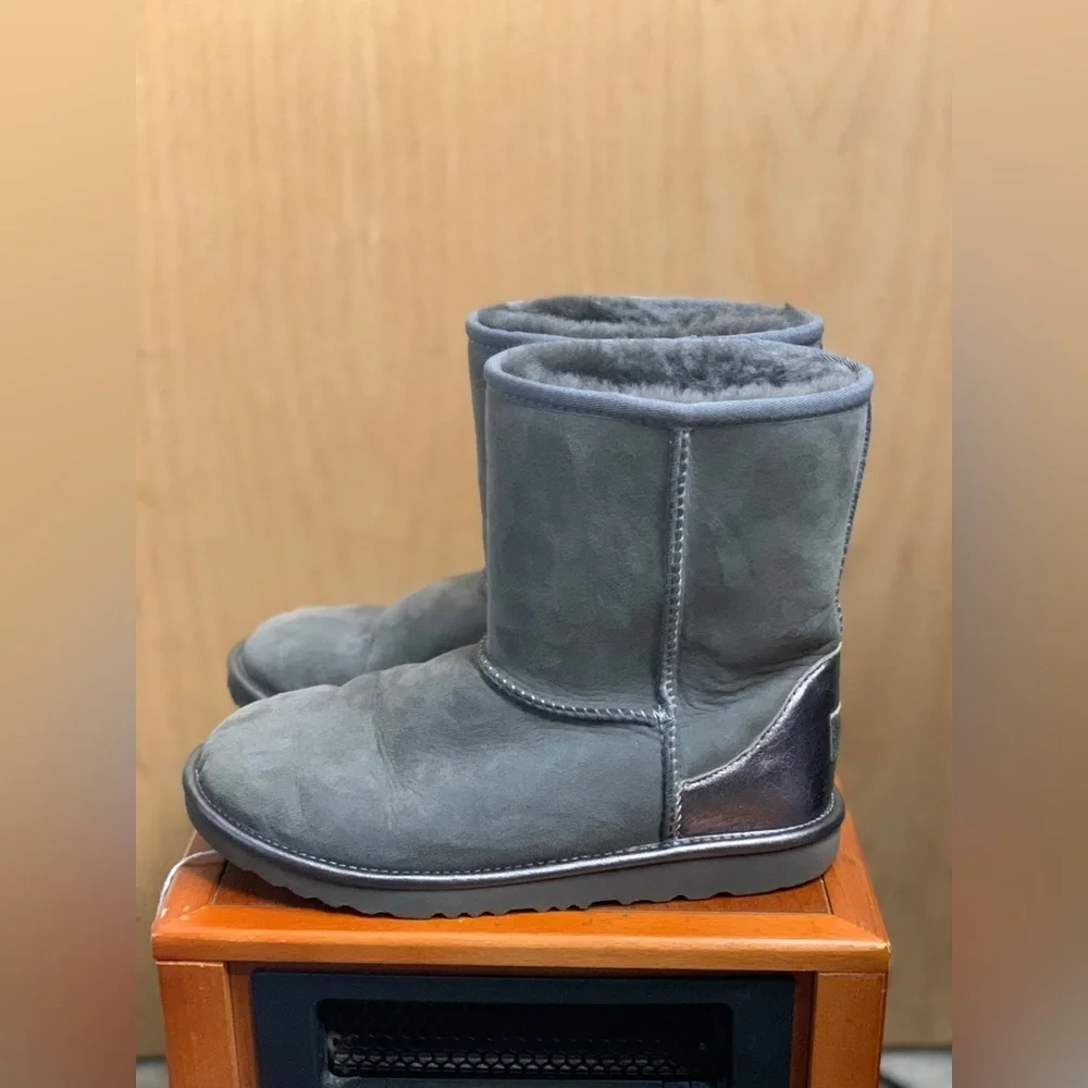 UGG Gray Suede Boots with Fur Lining.      Size-5